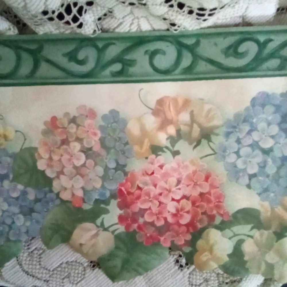 2 rolls of pretty hydrangia border